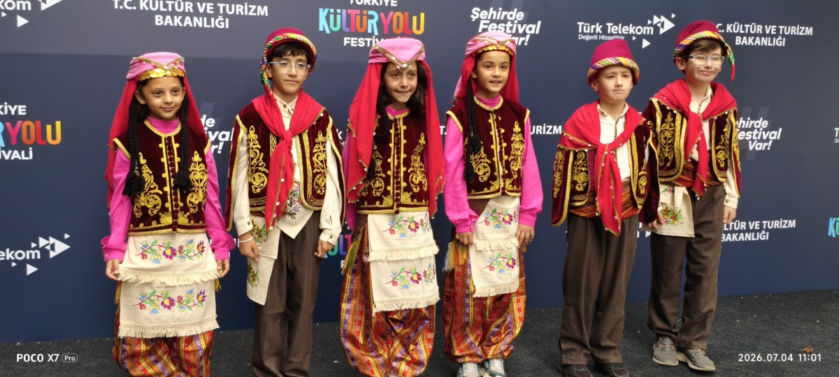 Türkiye Kültür Yolu Festivali, dokuzuncu durağı olan Sakarya’da büyük bir coşkuyla başladı. 4-12 Temmuz tarihleri arasında şehri kültür, sanat ve gastronomi rotasına dönüştüren festival, 186 farklı etkinlikle Sakarya