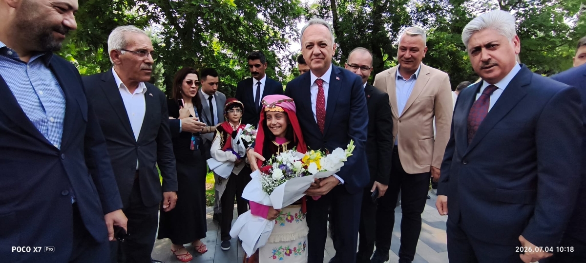 Türkiye Kültür Yolu Festivali, dokuzuncu durağı olan Sakarya’da büyük bir coşkuyla başladı. 4-12 Temmuz tarihleri arasında şehri kültür, sanat ve gastronomi rotasına dönüştüren festival, 186 farklı etkinlikle Sakarya