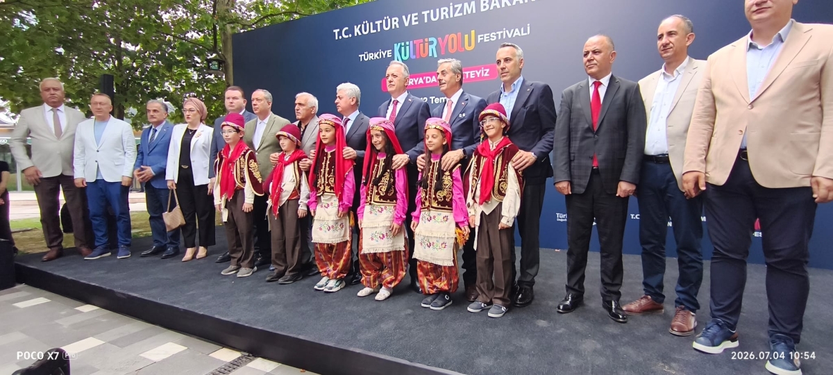 Türkiye Kültür Yolu Festivali, dokuzuncu durağı olan Sakarya’da büyük bir coşkuyla başladı. 4-12 Temmuz tarihleri arasında şehri kültür, sanat ve gastronomi rotasına dönüştüren festival, 186 farklı etkinlikle Sakarya