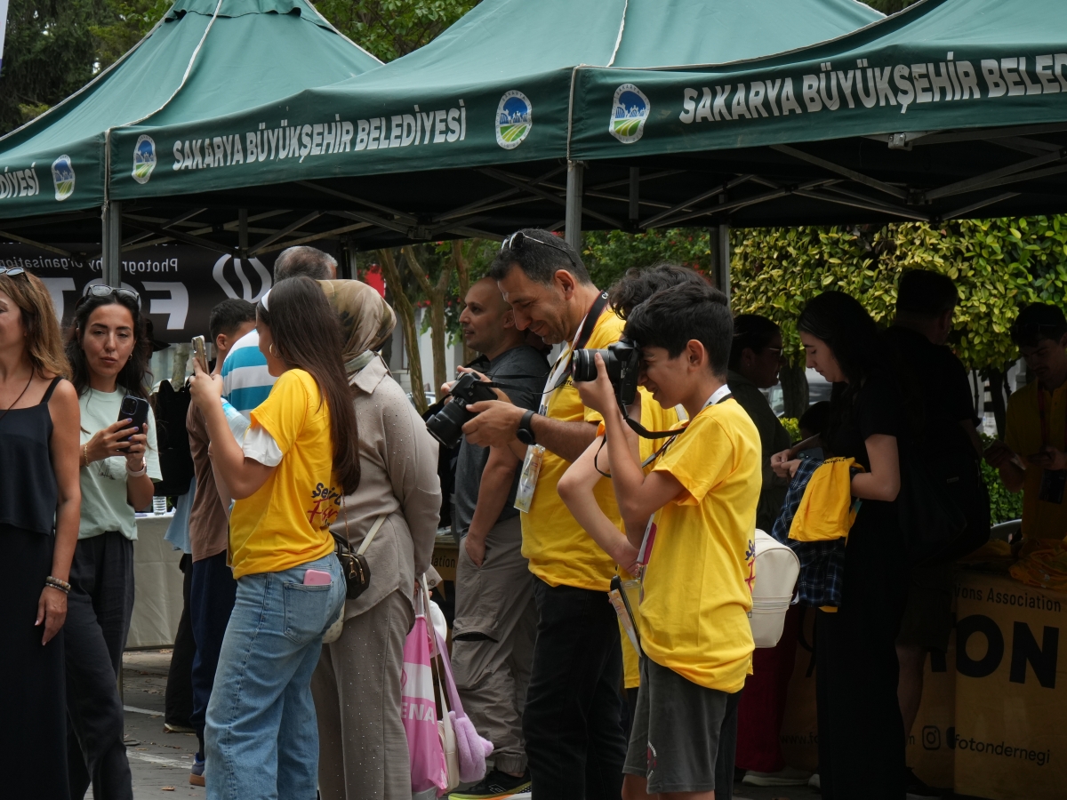 ürkiye Kültür Yolu Festivali’ne ilk kez ev sahipliği yapan Sakarya, kültür ve sanatla buluştu. FotoMaraton’dan geleneksel el sanatlarına, çocuk etkinliklerinden konserlere kadar uzanan zengin program, sanatseverlerden tam not