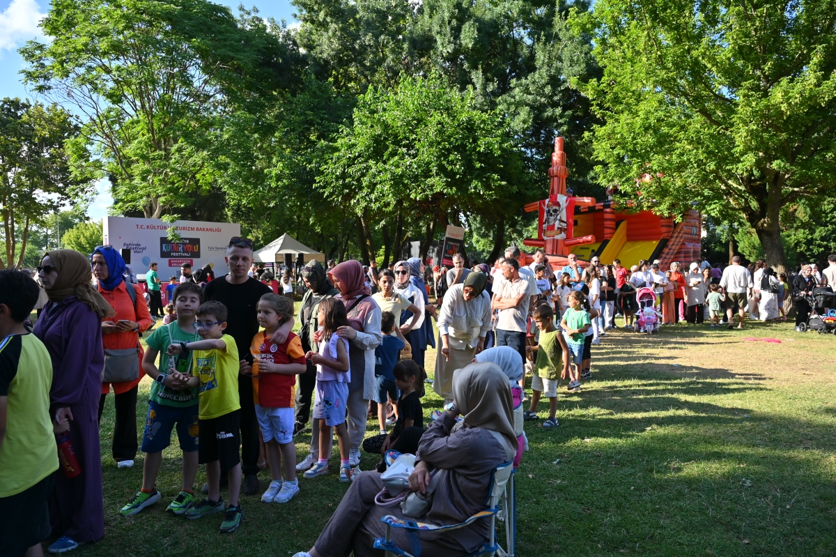 Sakarya Kültür Yolu Festivali’nde Sanat Rüzgârı: İkinci Gün Dolu Dolu Geçti (İŞTE GÜNÜN ÖNE ÇIKAN FOTOĞRAF KARELERİ )