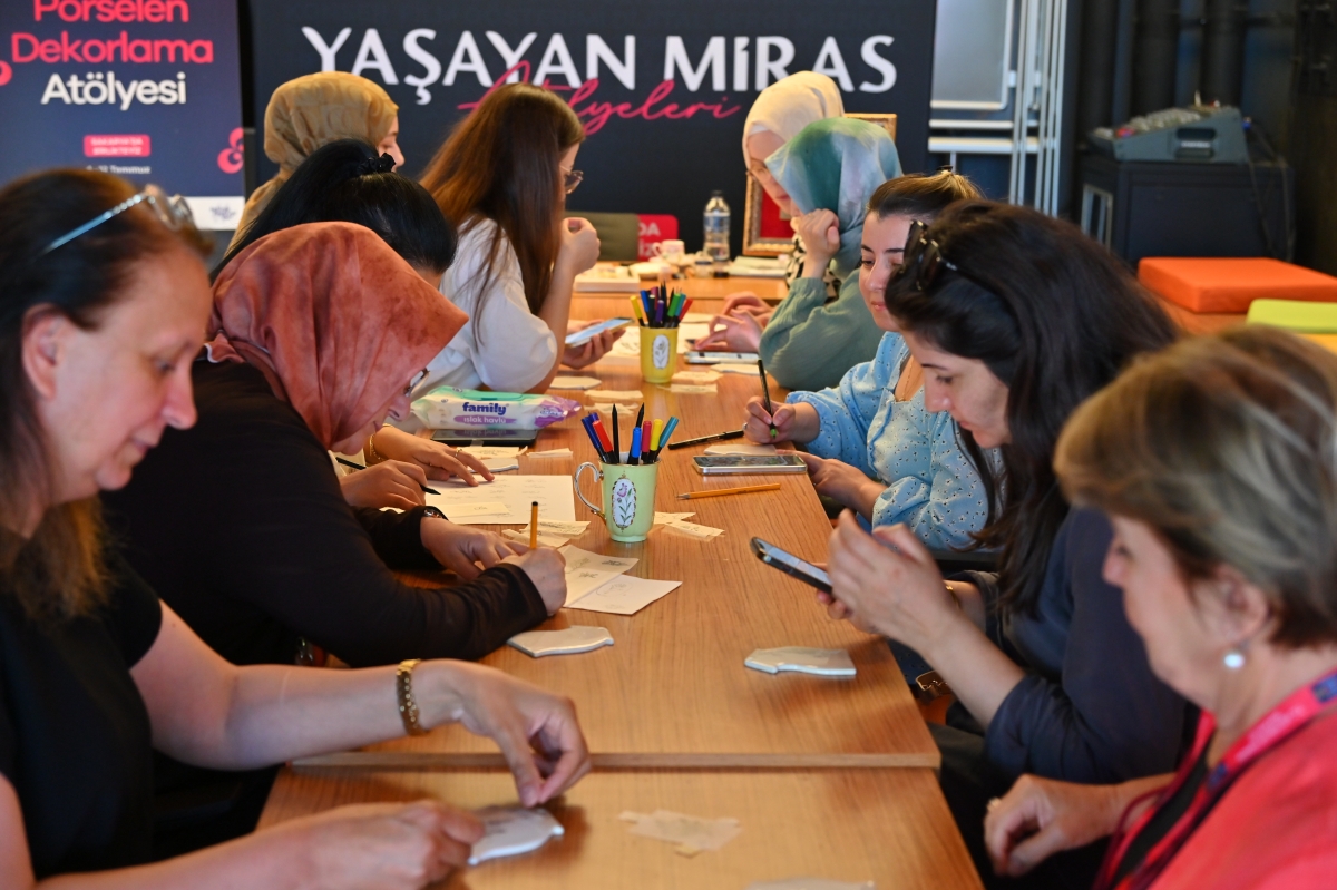 Sakarya Kültür Yolu Festivali, geleneksel el sanatlarından edebiyat buluşmalarına, klasik müzik konserlerinden fotoğraf sergilerine kadar uzanan zengin programıyla sanatseverlere unutulmaz anlar yaşatıyor. (GÜNÜN FOTOĞRAF KAR