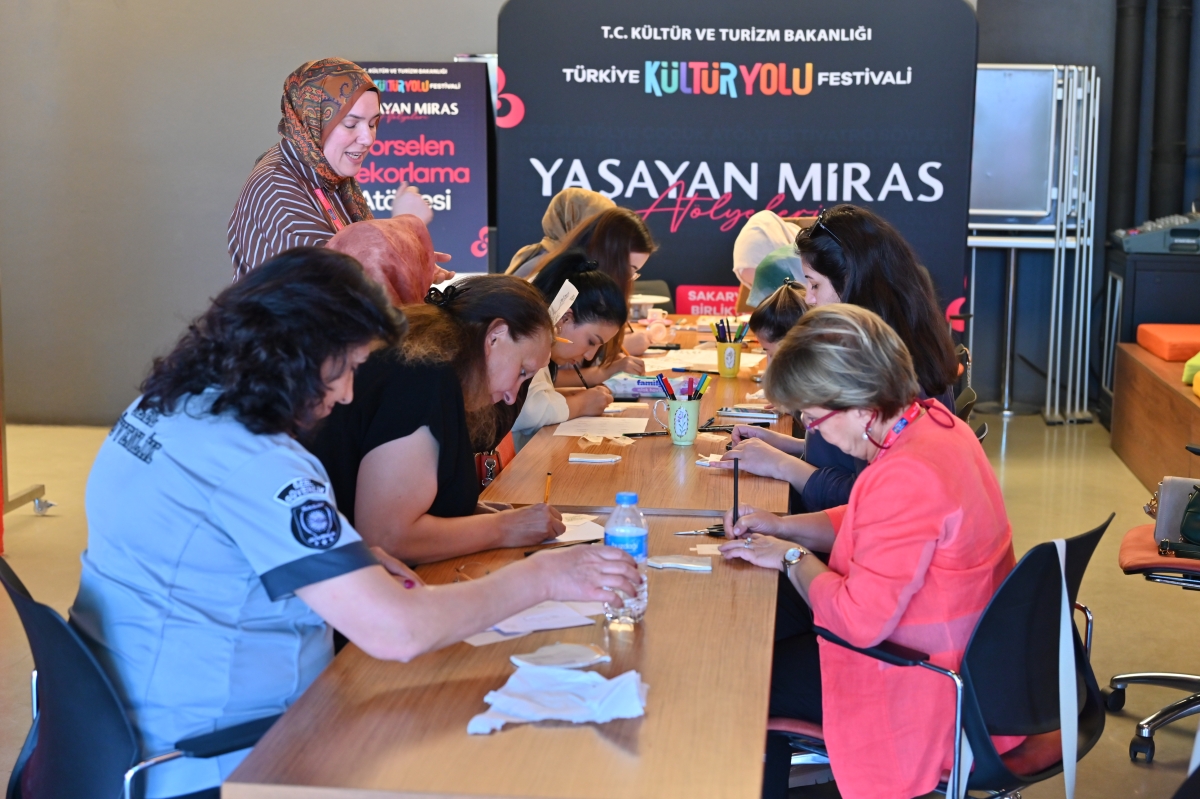 Sakarya Kültür Yolu Festivali, geleneksel el sanatlarından edebiyat buluşmalarına, klasik müzik konserlerinden fotoğraf sergilerine kadar uzanan zengin programıyla sanatseverlere unutulmaz anlar yaşatıyor. (GÜNÜN FOTOĞRAF KAR