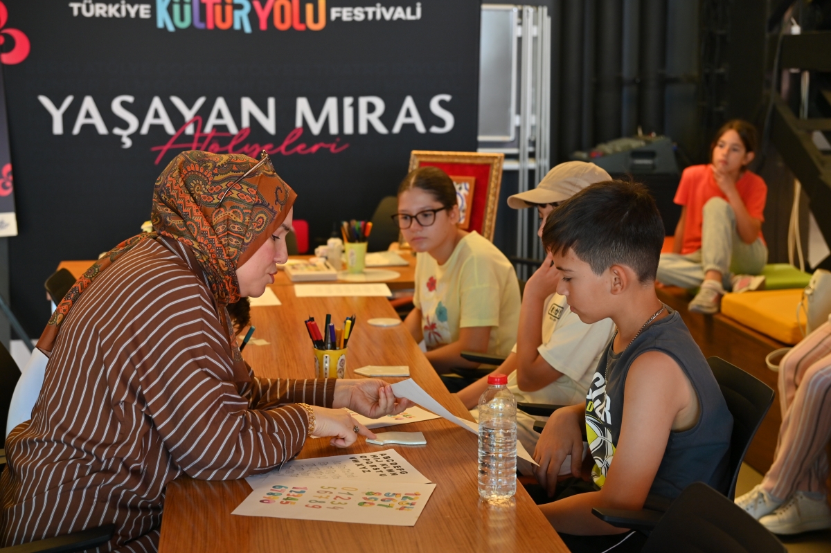 Sakarya Kültür Yolu Festivali, geleneksel el sanatlarından edebiyat buluşmalarına, klasik müzik konserlerinden fotoğraf sergilerine kadar uzanan zengin programıyla sanatseverlere unutulmaz anlar yaşatıyor. (GÜNÜN FOTOĞRAF KAR