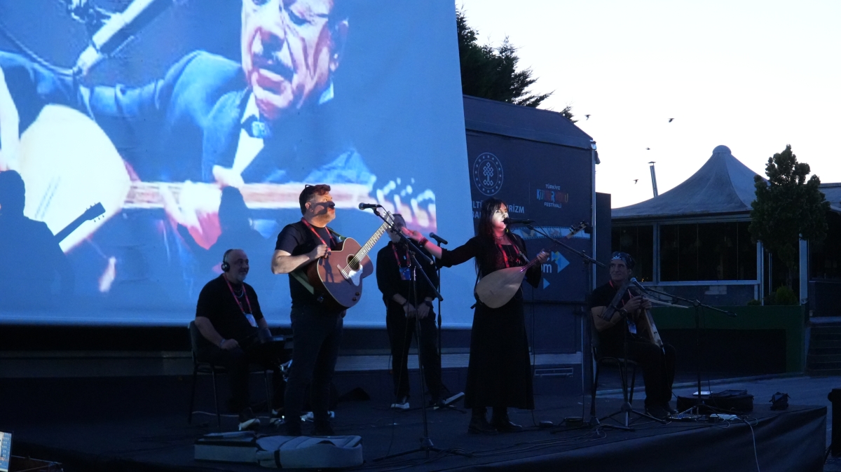 Sakarya, Türkiye Kültür Yolu Festivali kapsamında düzenlenen birbirinden renkli etkinliklerle sanatın kalbi olmaya devam ediyor. (GÜNÜN ÖNE ÇIKAN FOTOĞRAF KARELERİ )