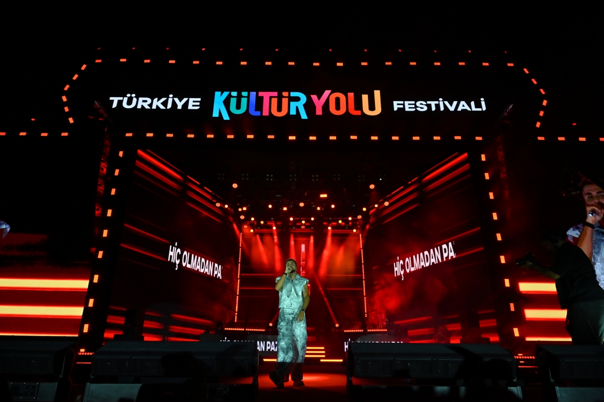 Sakarya Kültür Yolu Festivali kapsamında sahne alan ünlü rap sanatçısı Sefo, Millet Bahçesi’ni tıklım tıklım dolduran binlerce hayranına müzik dolu bir gece yaşattı. (İŞTE GECEYE DAMGA VURAN FOTOĞRAF KARELERİ )