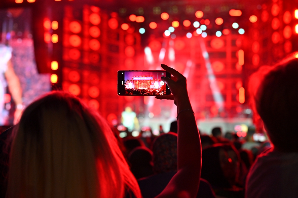 Sakarya Kültür Yolu Festivali kapsamında sahne alan ünlü rap sanatçısı Sefo, Millet Bahçesi’ni tıklım tıklım dolduran binlerce hayranına müzik dolu bir gece yaşattı. (İŞTE GECEYE DAMGA VURAN FOTOĞRAF KARELERİ )