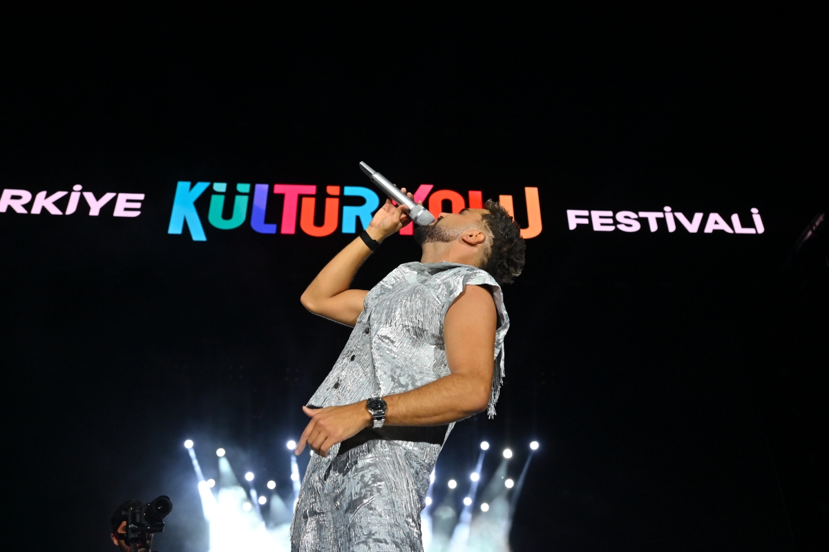 Sakarya Kültür Yolu Festivali kapsamında sahne alan ünlü rap sanatçısı Sefo, Millet Bahçesi’ni tıklım tıklım dolduran binlerce hayranına müzik dolu bir gece yaşattı. (İŞTE GECEYE DAMGA VURAN FOTOĞRAF KARELERİ )