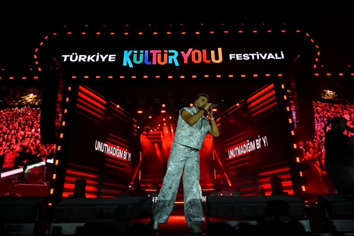 Sakarya Kültür Yolu Festivali kapsamında sahne alan ünlü rap sanatçısı Sefo, Millet Bahçesi’ni tıklım tıklım dolduran binlerce hayranına müzik dolu bir gece yaşattı. (İŞTE GECEYE DAMGA VURAN FOTOĞRAF KARELERİ )