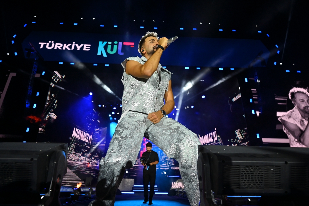 Sakarya Kültür Yolu Festivali kapsamında sahne alan ünlü rap sanatçısı Sefo, Millet Bahçesi’ni tıklım tıklım dolduran binlerce hayranına müzik dolu bir gece yaşattı. (İŞTE GECEYE DAMGA VURAN FOTOĞRAF KARELERİ )