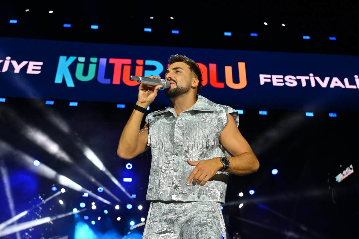 Sakarya Kültür Yolu Festivali kapsamında sahne alan ünlü rap sanatçısı Sefo, Millet Bahçesi’ni tıklım tıklım dolduran binlerce hayranına müzik dolu bir gece yaşattı. (İŞTE GECEYE DAMGA VURAN FOTOĞRAF KARELERİ )