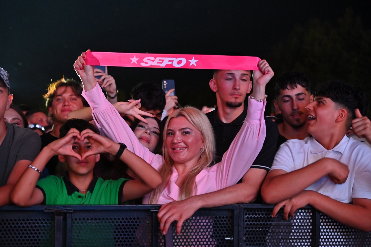 Sakarya Kültür Yolu Festivali kapsamında sahne alan ünlü rap sanatçısı Sefo, Millet Bahçesi’ni tıklım tıklım dolduran binlerce hayranına müzik dolu bir gece yaşattı. (İŞTE GECEYE DAMGA VURAN FOTOĞRAF KARELERİ )