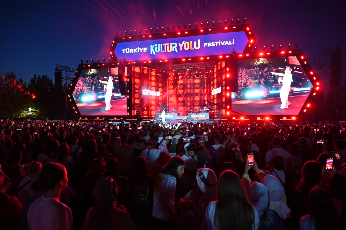 Sakarya Kültür Yolu Festivali kapsamında sahne alan ünlü rap sanatçısı Sefo, Millet Bahçesi’ni tıklım tıklım dolduran binlerce hayranına müzik dolu bir gece yaşattı. (İŞTE GECEYE DAMGA VURAN FOTOĞRAF KARELERİ )