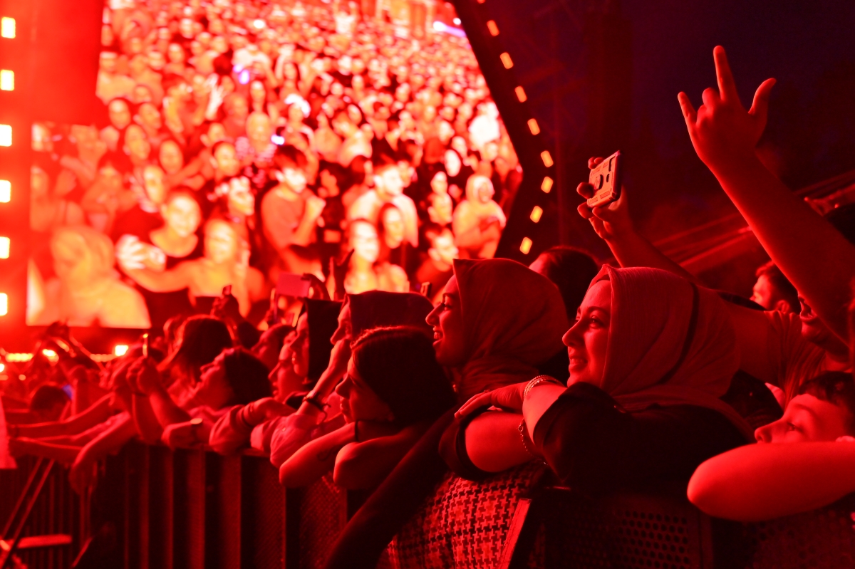 Sakarya Kültür Yolu Festivali kapsamında sahne alan ünlü rap sanatçısı Sefo, Millet Bahçesi’ni tıklım tıklım dolduran binlerce hayranına müzik dolu bir gece yaşattı. (İŞTE GECEYE DAMGA VURAN FOTOĞRAF KARELERİ )