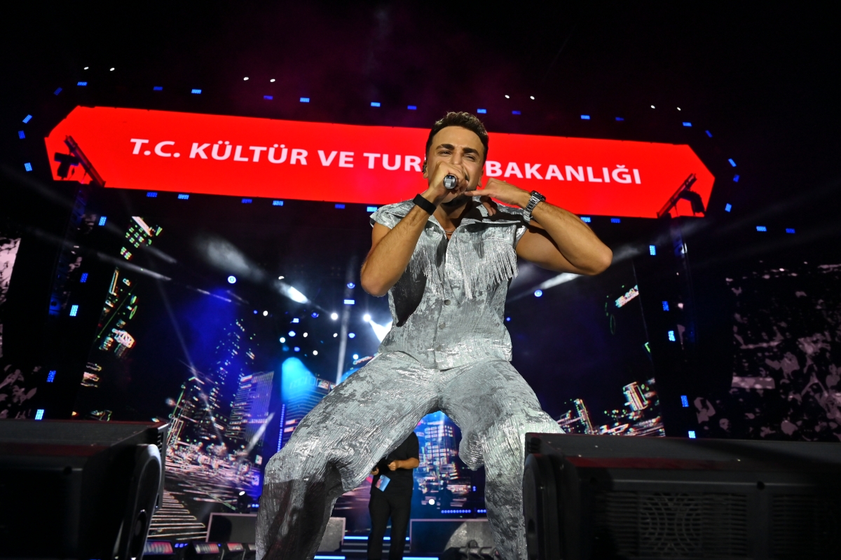 Sakarya Kültür Yolu Festivali kapsamında sahne alan ünlü rap sanatçısı Sefo, Millet Bahçesi’ni tıklım tıklım dolduran binlerce hayranına müzik dolu bir gece yaşattı. (İŞTE GECEYE DAMGA VURAN FOTOĞRAF KARELERİ )