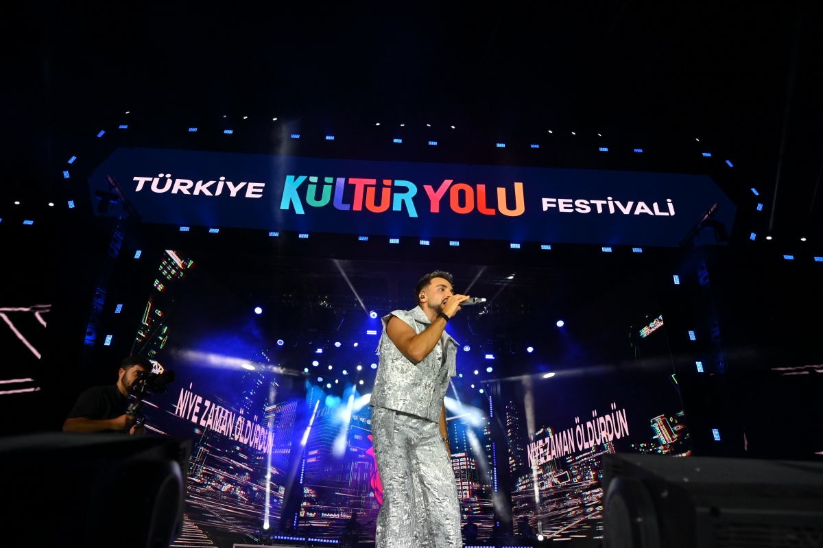 Sakarya Kültür Yolu Festivali kapsamında sahne alan ünlü rap sanatçısı Sefo, Millet Bahçesi’ni tıklım tıklım dolduran binlerce hayranına müzik dolu bir gece yaşattı. (İŞTE GECEYE DAMGA VURAN FOTOĞRAF KARELERİ )