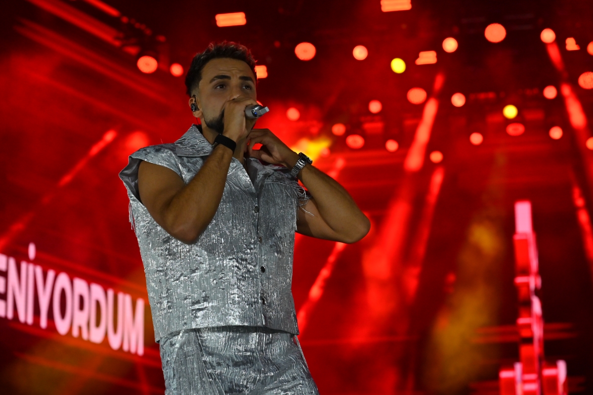 Sakarya Kültür Yolu Festivali kapsamında sahne alan ünlü rap sanatçısı Sefo, Millet Bahçesi’ni tıklım tıklım dolduran binlerce hayranına müzik dolu bir gece yaşattı. (İŞTE GECEYE DAMGA VURAN FOTOĞRAF KARELERİ )