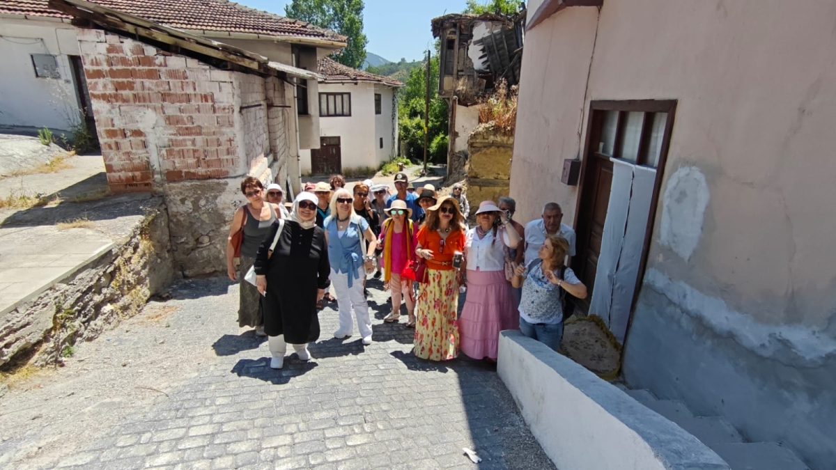 Kahraman Türk Kadınları Tiyatro Topluluğu, düzenledikleri tarih ve kültür gezisinde Taraklı ve Göynük’ün millî mirasımıza ev sahipliği yapan yapılarını inceledi. (İŞTE GÜNÜN ÖNE ÇIKAN FOOĞRAF KARELERİ)