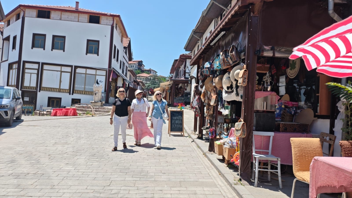 Kahraman Türk Kadınları Tiyatro Topluluğu, düzenledikleri tarih ve kültür gezisinde Taraklı ve Göynük’ün millî mirasımıza ev sahipliği yapan yapılarını inceledi. (İŞTE GÜNÜN ÖNE ÇIKAN FOOĞRAF KARELERİ)