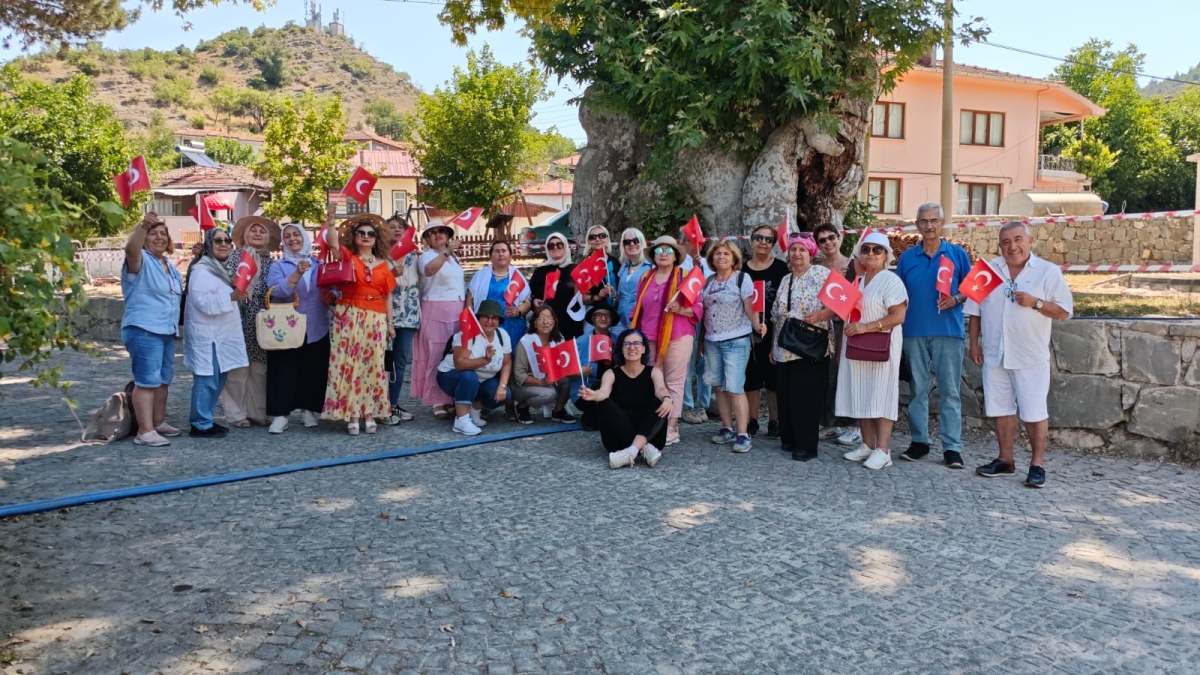 Kahraman Türk Kadınları Tiyatro Topluluğu, düzenledikleri tarih ve kültür gezisinde Taraklı ve Göynük’ün millî mirasımıza ev sahipliği yapan yapılarını inceledi. (İŞTE GÜNÜN ÖNE ÇIKAN FOOĞRAF KARELERİ)