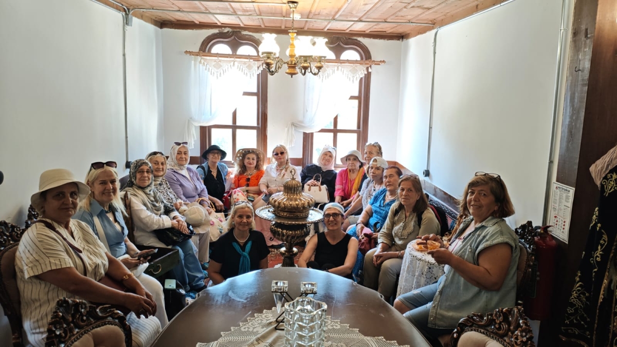 Kahraman Türk Kadınları Tiyatro Topluluğu, düzenledikleri tarih ve kültür gezisinde Taraklı ve Göynük’ün millî mirasımıza ev sahipliği yapan yapılarını inceledi. (İŞTE GÜNÜN ÖNE ÇIKAN FOOĞRAF KARELERİ)