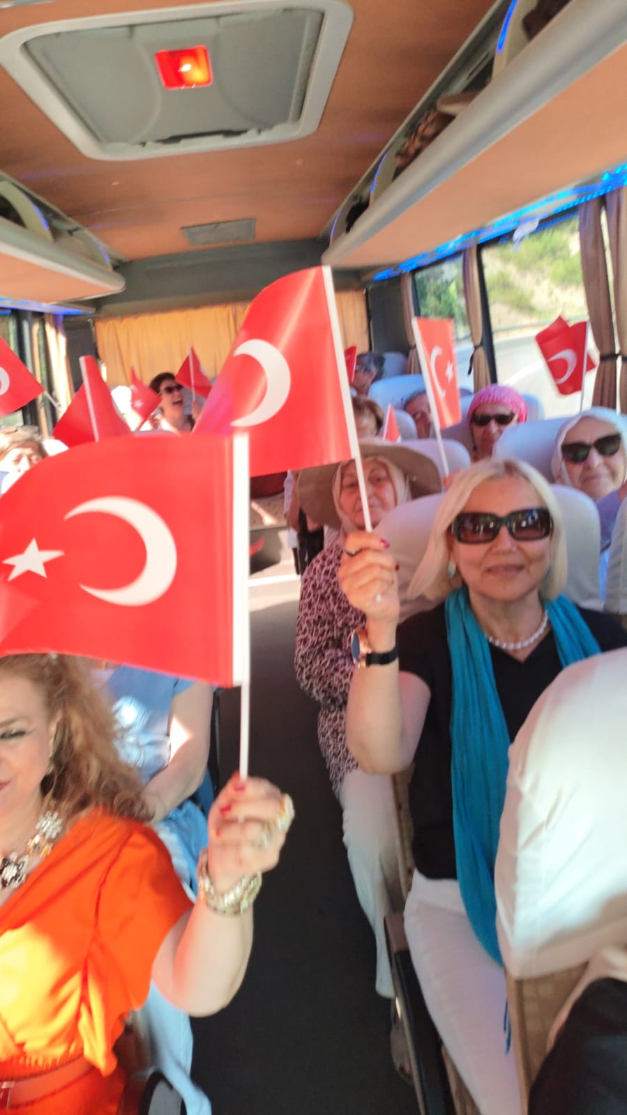 Kahraman Türk Kadınları Tiyatro Topluluğu, düzenledikleri tarih ve kültür gezisinde Taraklı ve Göynük’ün millî mirasımıza ev sahipliği yapan yapılarını inceledi. (İŞTE GÜNÜN ÖNE ÇIKAN FOOĞRAF KARELERİ)