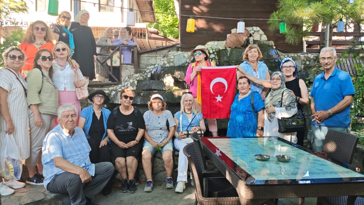 Kahraman Türk Kadınları Tiyatro Topluluğu, düzenledikleri tarih ve kültür gezisinde Taraklı ve Göynük’ün millî mirasımıza ev sahipliği yapan yapılarını inceledi. (İŞTE GÜNÜN ÖNE ÇIKAN FOOĞRAF KARELERİ)