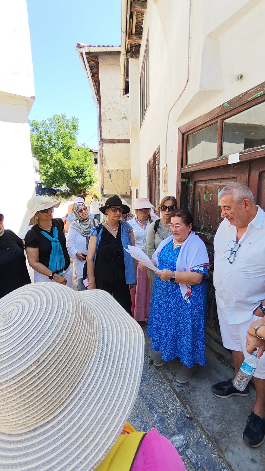 Kahraman Türk Kadınları Tiyatro Topluluğu, düzenledikleri tarih ve kültür gezisinde Taraklı ve Göynük’ün millî mirasımıza ev sahipliği yapan yapılarını inceledi. (İŞTE GÜNÜN ÖNE ÇIKAN FOOĞRAF KARELERİ)