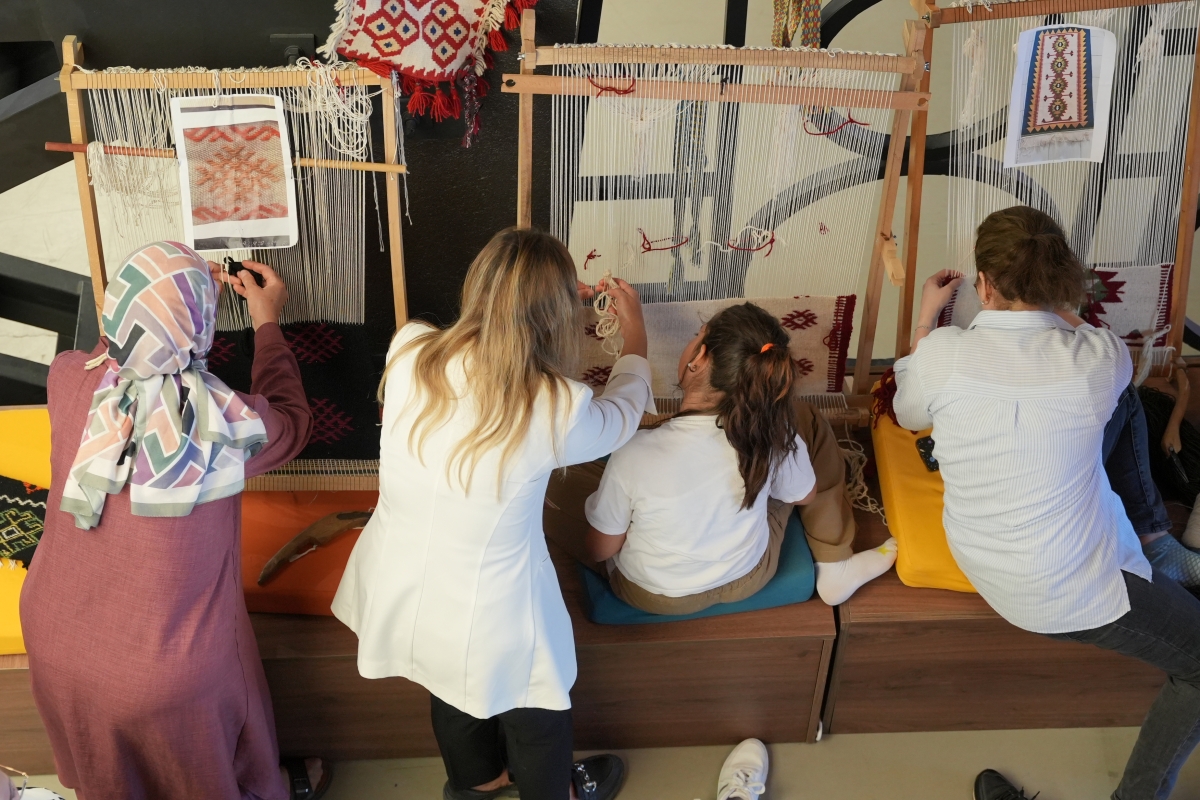 Sakarya, kültür ve sanatın birleştirici gücüne ev sahipliği yapmaya devam ediyor. Türkiye Kültür Yolu Festivali kapsamında düzenlenen etkinlikler, altıncı gününde de şehri renkli bir atmosfere büründürdü.