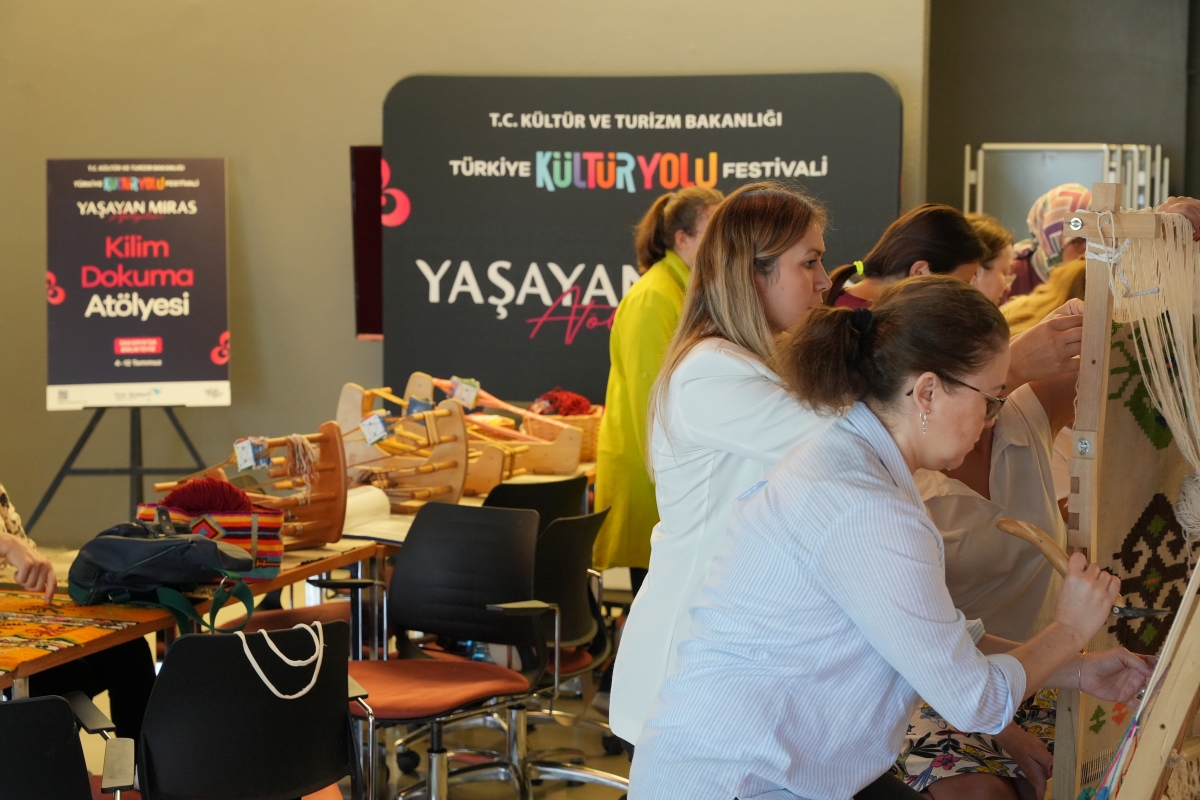Sakarya, kültür ve sanatın birleştirici gücüne ev sahipliği yapmaya devam ediyor. Türkiye Kültür Yolu Festivali kapsamında düzenlenen etkinlikler, altıncı gününde de şehri renkli bir atmosfere büründürdü.
