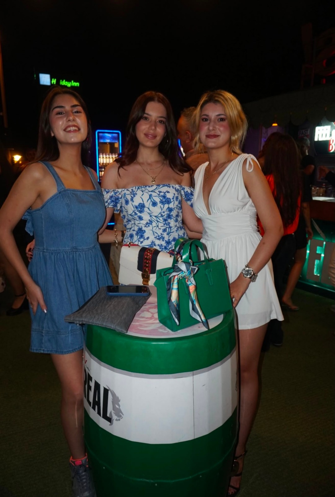 Ankara cemiyet, iş ve sanat dünyası, Joker Ajans'ın 19. yıl kutlamasında bir araya geldi. Vamos Sport Center havuzbaşında gerçekleşen görkemli parti, unutulmaz anlar