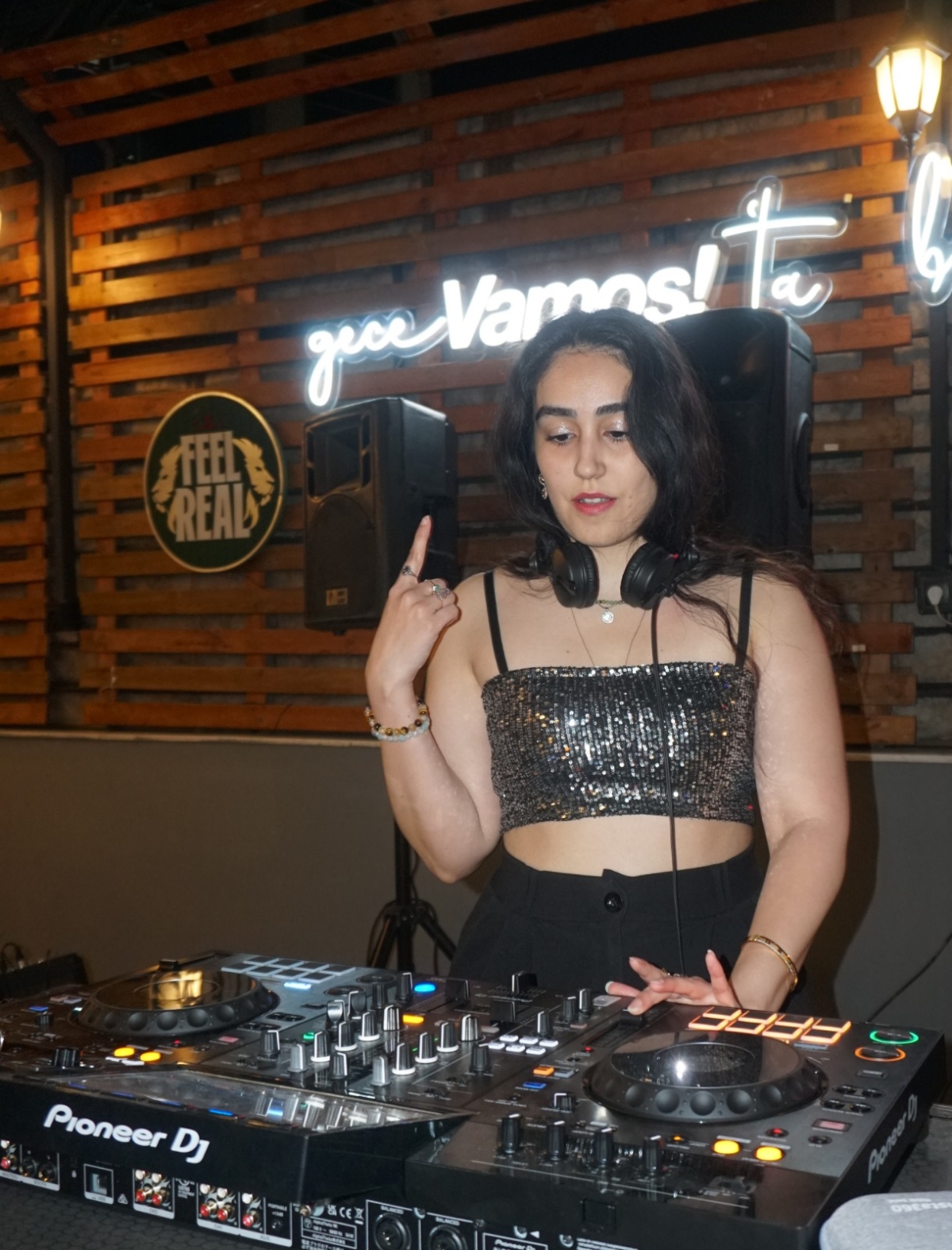 Ankara cemiyet, iş ve sanat dünyası, Joker Ajans'ın 19. yıl kutlamasında bir araya geldi. Vamos Sport Center havuzbaşında gerçekleşen görkemli parti, unutulmaz anlar