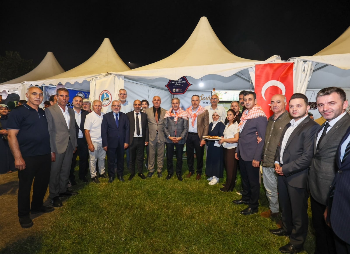 Sakarya’nın kültürel zenginliğini yaşatmak ve gelecek nesillere aktarmak amacıyla Sakarya Büyükşehir Belediyesi tarafından geleneksel hale getirilen Sakarya Kültür Festivali, Millet Bahçesi’nde 3’üncü kez kapılarını açtı.