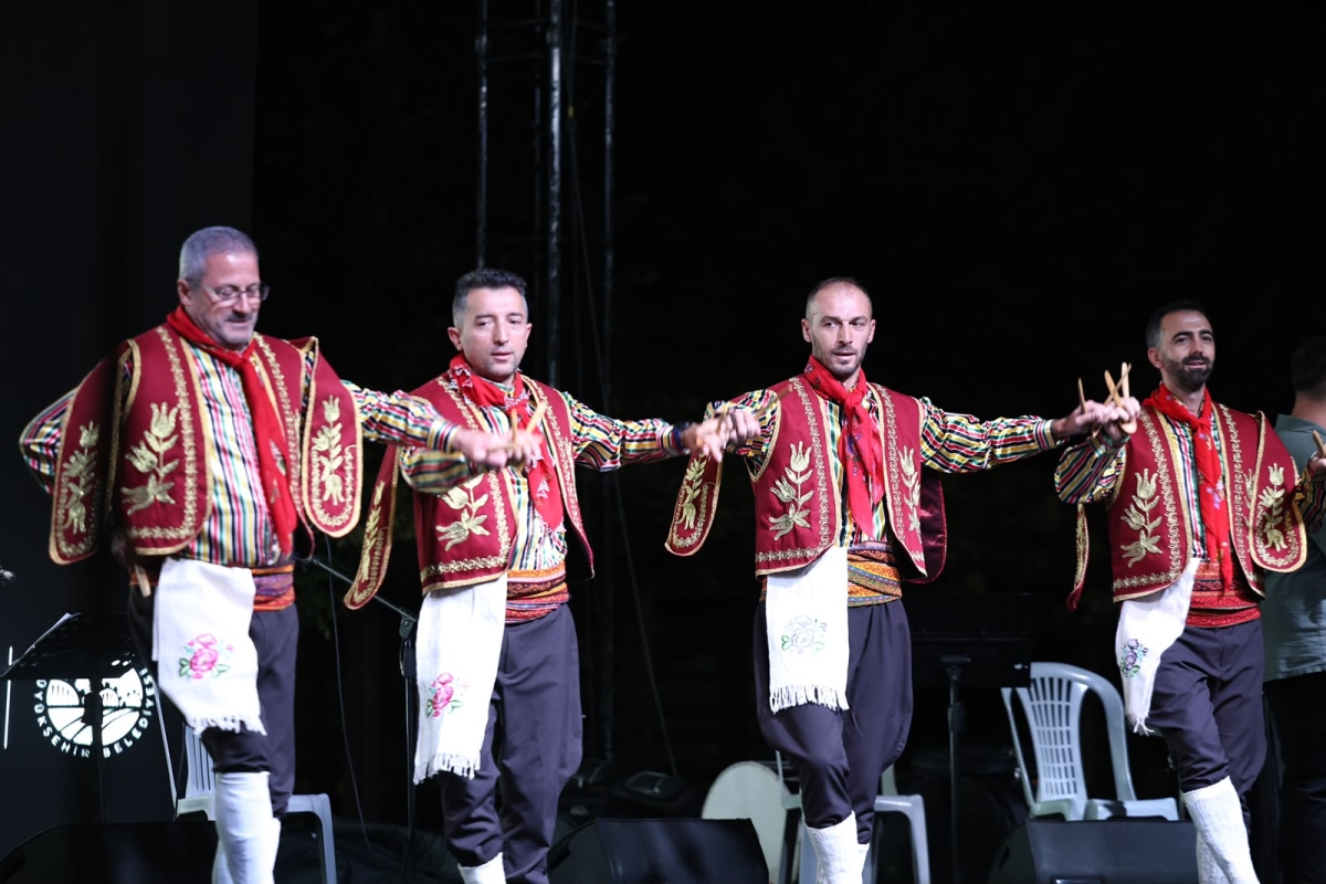Sakarya’nın kültürel zenginliğini yaşatmak ve gelecek nesillere aktarmak amacıyla Sakarya Büyükşehir Belediyesi tarafından geleneksel hale getirilen Sakarya Kültür Festivali, Millet Bahçesi’nde 3’üncü kez kapılarını açtı.