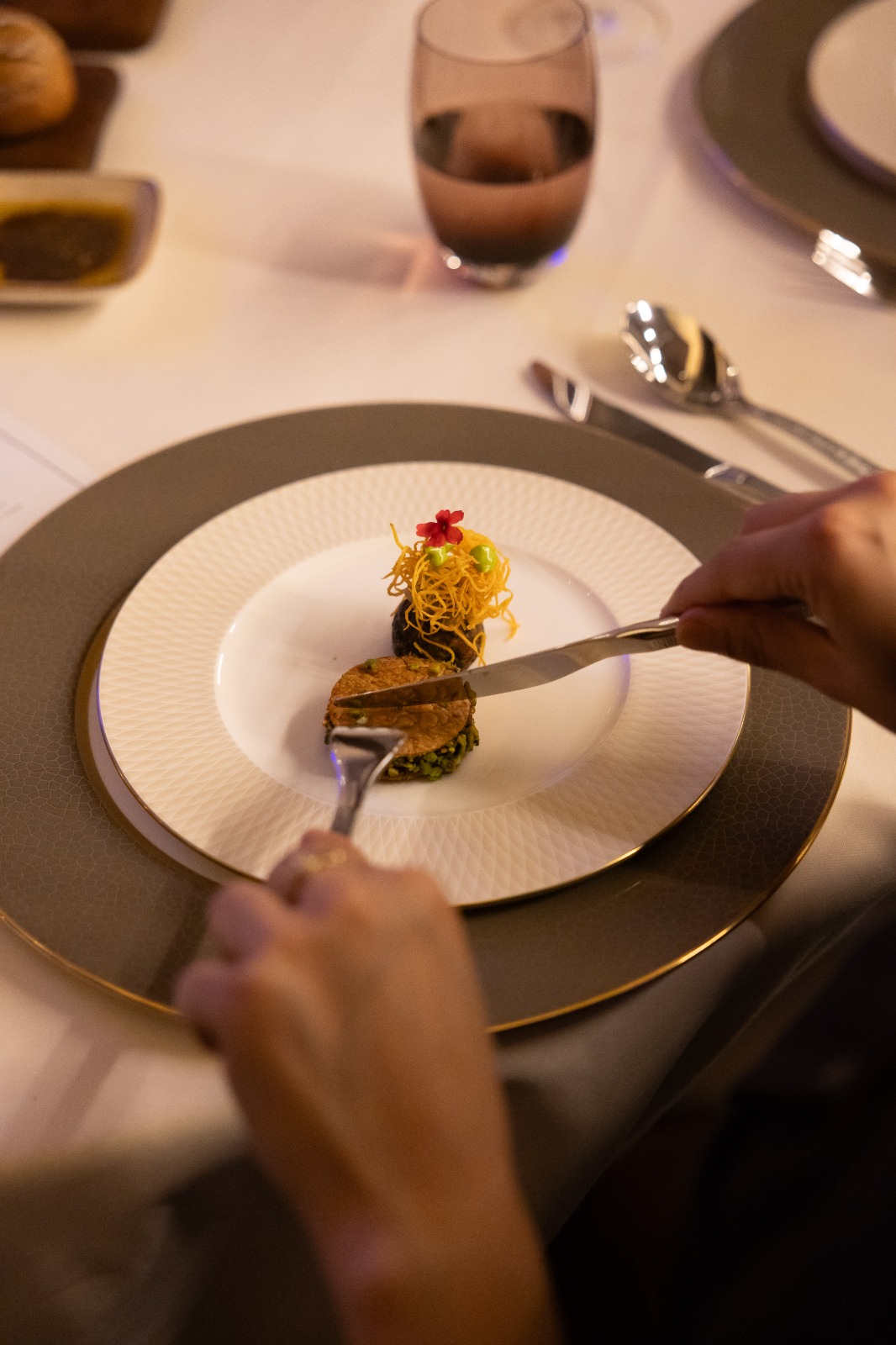 Fairmont Quasar Istanbul’un Michelin Rehberi tarafından önerilen restoranı Aila, gastronomide rüştünü ispatlamış iki usta ismi aynı mutfakta buluşturdu. Aila Şefi Kemal Can Yurttaş ve 1 Michelin yıldızlı Nicole Restaurant
