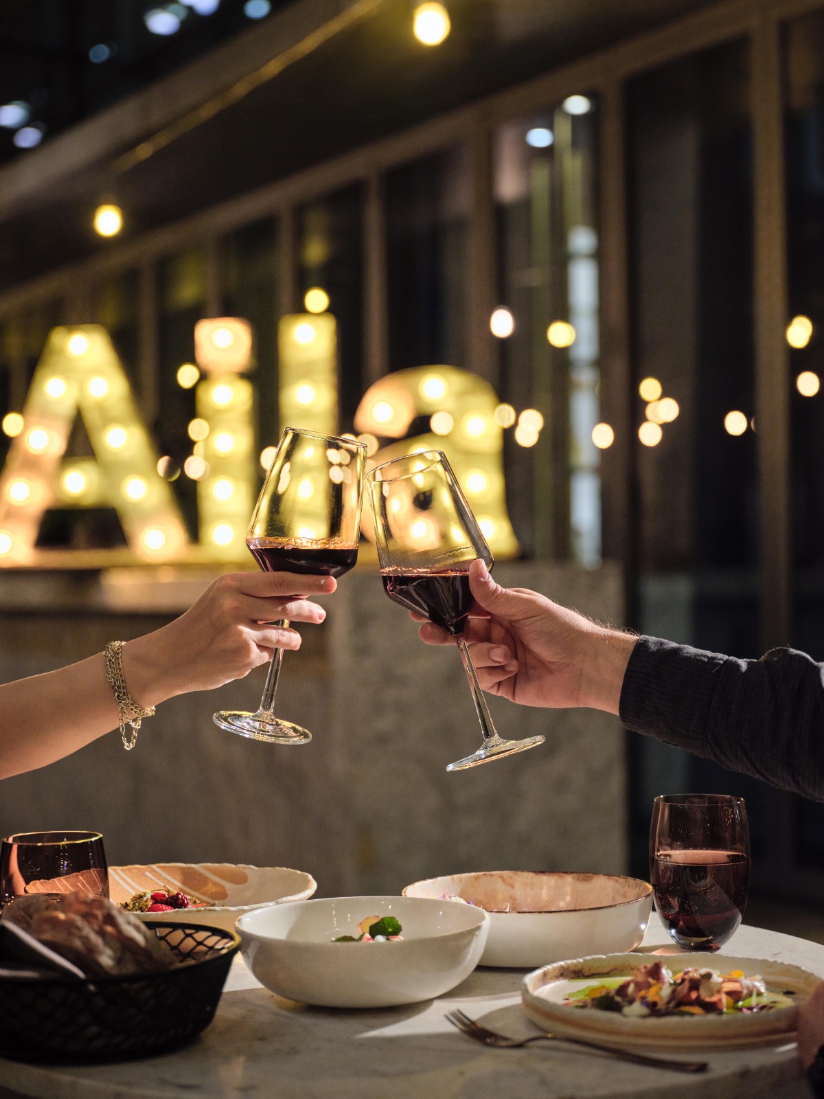 Fairmont Quasar Istanbul’un Michelin Rehberi tarafından önerilen restoranı Aila, gastronomide rüştünü ispatlamış iki usta ismi aynı mutfakta buluşturdu. Aila Şefi Kemal Can Yurttaş ve 1 Michelin yıldızlı Nicole Restaurant