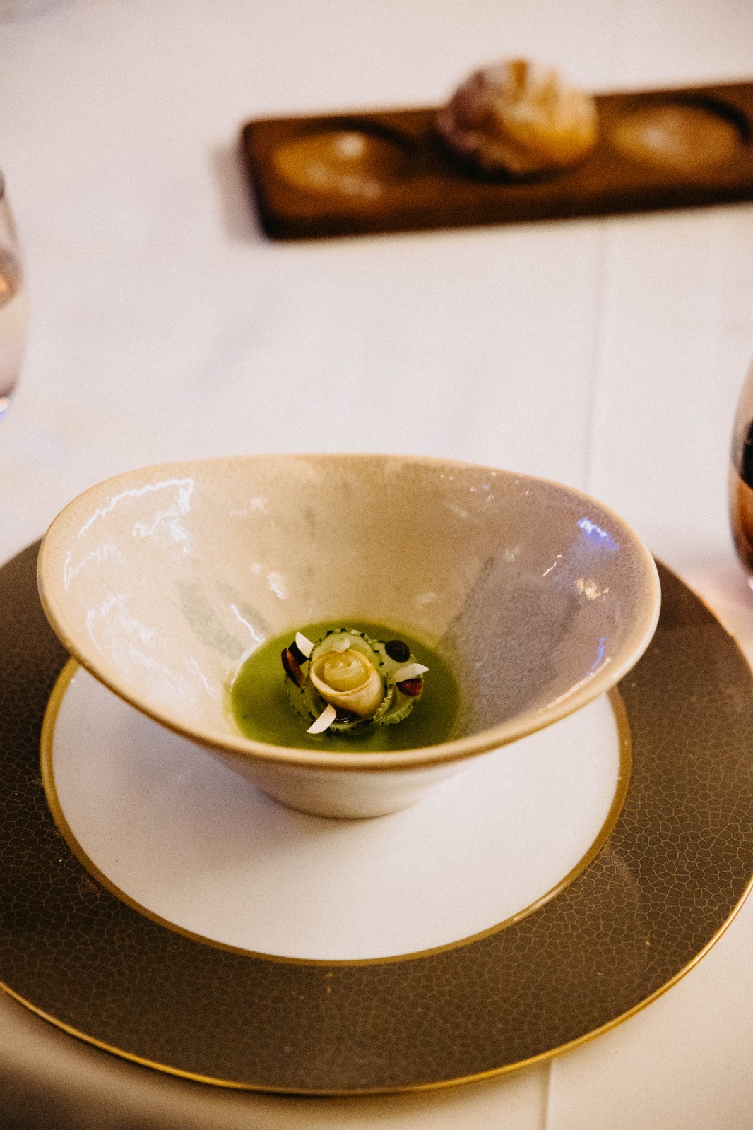 Fairmont Quasar Istanbul’un Michelin Rehberi tarafından önerilen restoranı Aila, gastronomide rüştünü ispatlamış iki usta ismi aynı mutfakta buluşturdu. Aila Şefi Kemal Can Yurttaş ve 1 Michelin yıldızlı Nicole Restaurant