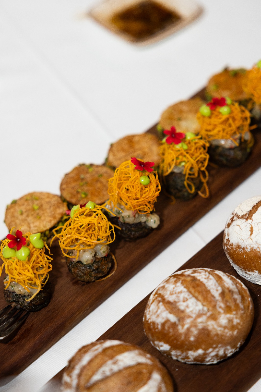 Fairmont Quasar Istanbul’un Michelin Rehberi tarafından önerilen restoranı Aila, gastronomide rüştünü ispatlamış iki usta ismi aynı mutfakta buluşturdu. Aila Şefi Kemal Can Yurttaş ve 1 Michelin yıldızlı Nicole Restaurant