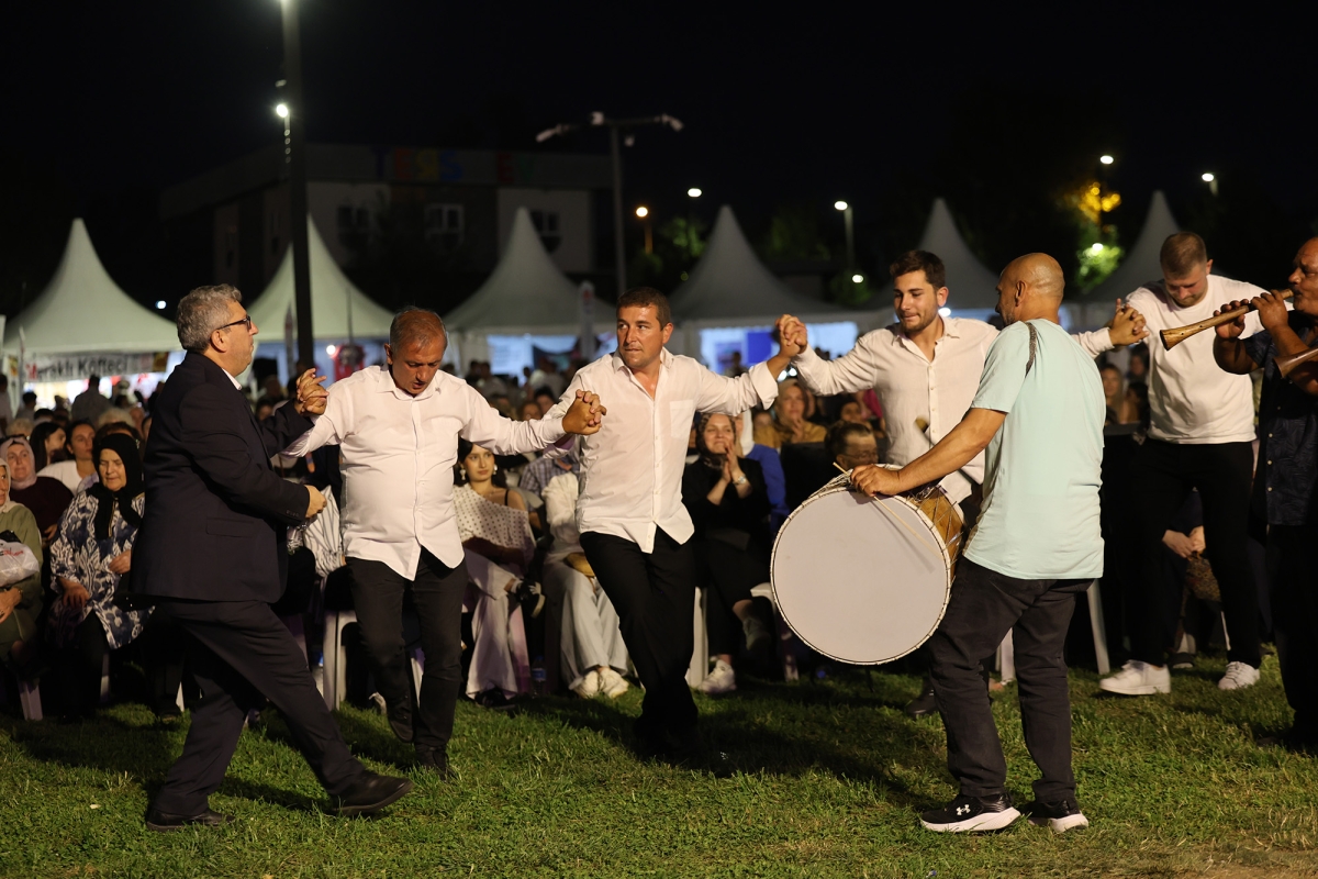 Sakarya’da Şölene Dönüşen Rumeli-Balkan Rüzgârı: Coşku Millet Bahçesi’ne Sığmadı! ( GECENİN ÖNE ÇIKAN FOTOĞRAF KARELERİ)