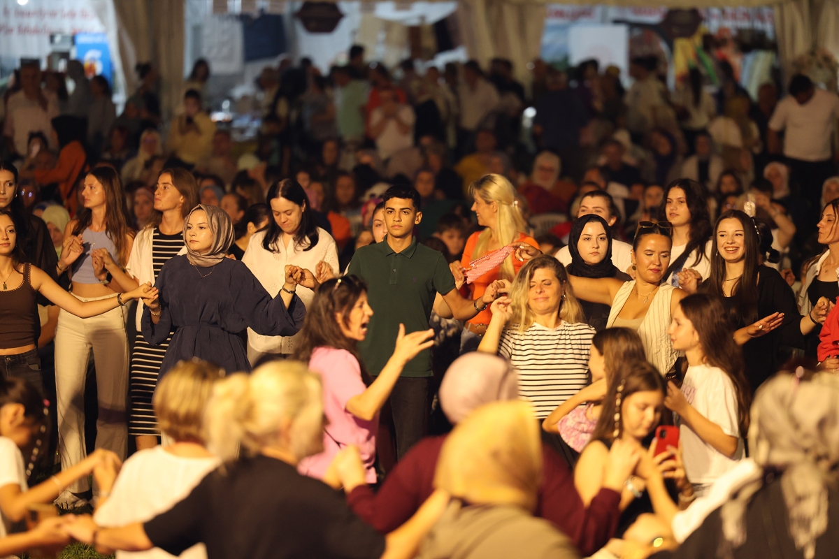 Sakarya’da Şölene Dönüşen Rumeli-Balkan Rüzgârı: Coşku Millet Bahçesi’ne Sığmadı! ( GECENİN ÖNE ÇIKAN FOTOĞRAF KARELERİ)