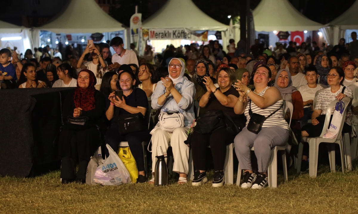 Sakarya Büyükşehir Belediyesi tarafından bu yıl üçüncüsü düzenlenen Geleneksel Sakarya Kültür Festivali, coşku dolu etkinliklerle hız kesmeden devam ediyor.