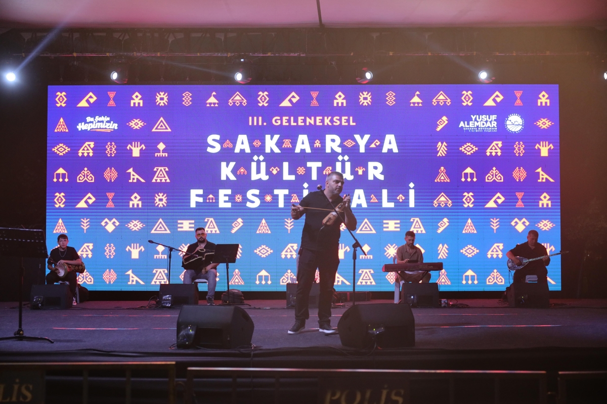 Sakarya Büyükşehir Belediyesi tarafından bu yıl üçüncüsü düzenlenen Geleneksel Sakarya Kültür Festivali, coşku dolu etkinliklerle hız kesmeden devam ediyor.