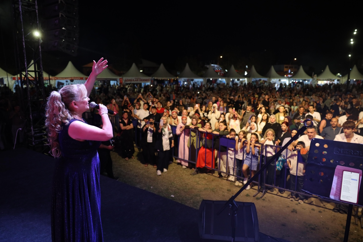 Sakarya Büyükşehir Belediyesi tarafından bu yıl üçüncüsü düzenlenen Geleneksel Sakarya Kültür Festivali, coşku dolu etkinliklerle hız kesmeden devam ediyor.