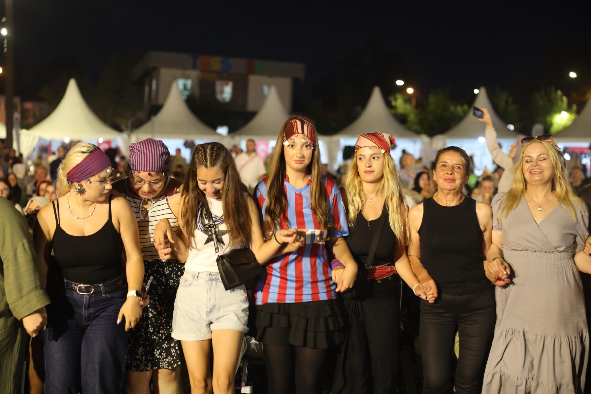 Sakarya Büyükşehir Belediyesi tarafından bu yıl üçüncüsü düzenlenen Geleneksel Sakarya Kültür Festivali, coşku dolu etkinliklerle hız kesmeden devam ediyor.