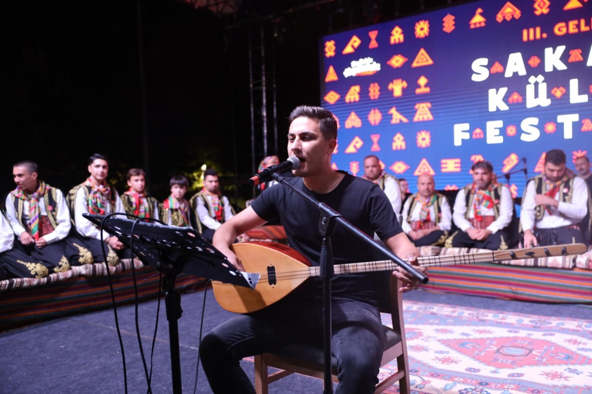 Sakarya Büyükşehir Belediyesi’nin ev sahipliğinde Millet Bahçesi’nde düzenlenen 3. Geleneksel Sakarya Kültür Festivali; Kafkas, İç Anadolu, Doğu ve Güneydoğu Anadolu’nun renkli kültür buluşmaları İŞE O GÖRÜNTÜLER