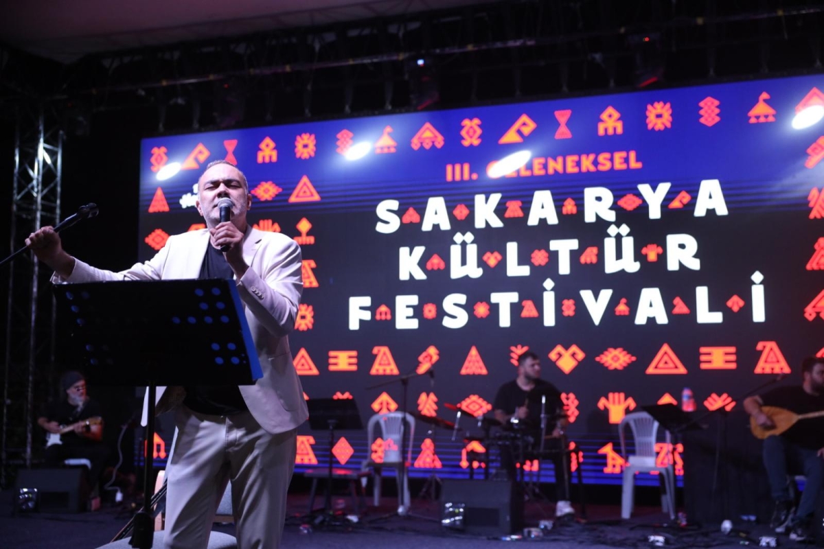 Sakarya Büyükşehir Belediyesi’nin ev sahipliğinde Millet Bahçesi’nde düzenlenen 3. Geleneksel Sakarya Kültür Festivali; Kafkas, İç Anadolu, Doğu ve Güneydoğu Anadolu’nun renkli kültür buluşmaları İŞE O GÖRÜNTÜLER