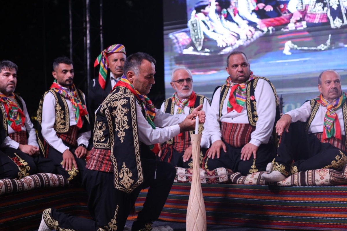 Sakarya Büyükşehir Belediyesi’nin ev sahipliğinde Millet Bahçesi’nde düzenlenen 3. Geleneksel Sakarya Kültür Festivali; Kafkas, İç Anadolu, Doğu ve Güneydoğu Anadolu’nun renkli kültür buluşmaları İŞE O GÖRÜNTÜLER