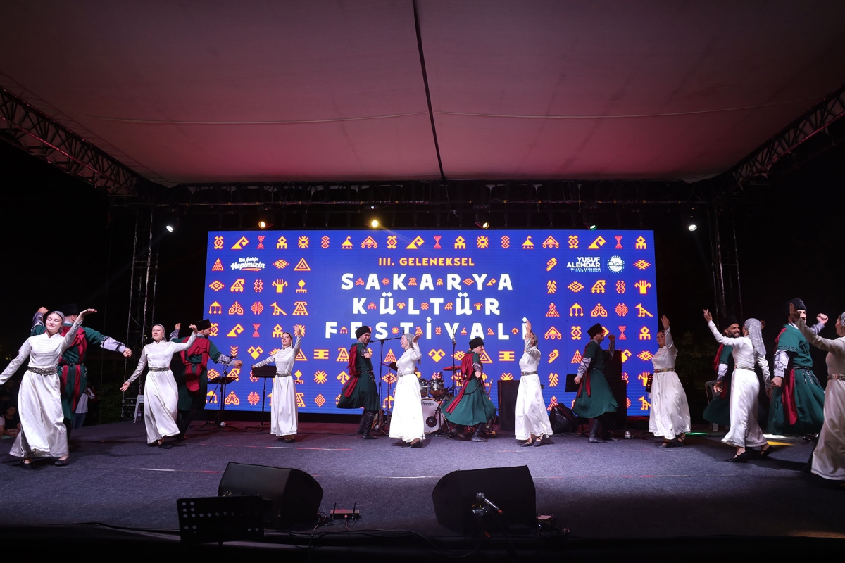 Sakarya Büyükşehir Belediyesi’nin ev sahipliğinde Millet Bahçesi’nde düzenlenen 3. Geleneksel Sakarya Kültür Festivali; Kafkas, İç Anadolu, Doğu ve Güneydoğu Anadolu’nun renkli kültür buluşmaları İŞE O GÖRÜNTÜLER