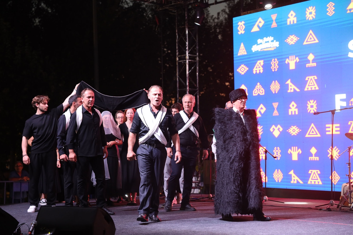 Sakarya Büyükşehir Belediyesi’nin ev sahipliğinde Millet Bahçesi’nde düzenlenen 3. Geleneksel Sakarya Kültür Festivali; Kafkas, İç Anadolu, Doğu ve Güneydoğu Anadolu’nun renkli kültür buluşmaları İŞE O GÖRÜNTÜLER