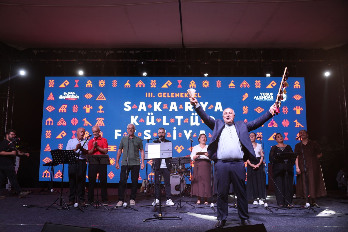 Sakarya Büyükşehir Belediyesi’nin ev sahipliğinde Millet Bahçesi’nde düzenlenen 3. Geleneksel Sakarya Kültür Festivali; Kafkas, İç Anadolu, Doğu ve Güneydoğu Anadolu’nun renkli kültür buluşmaları İŞE O GÖRÜNTÜLER
